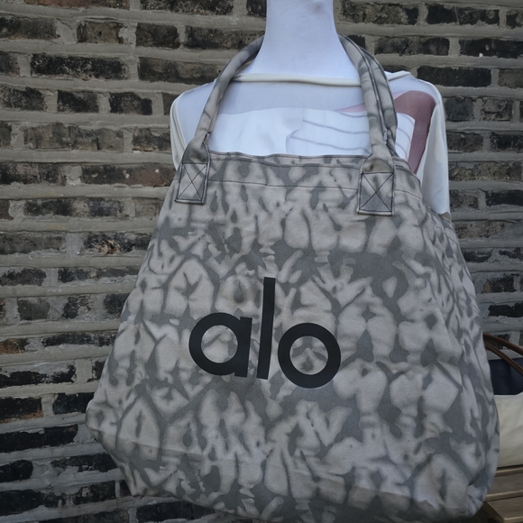 ALO Yoga Abstract Gray Tote Bag - Picture 3 of 3